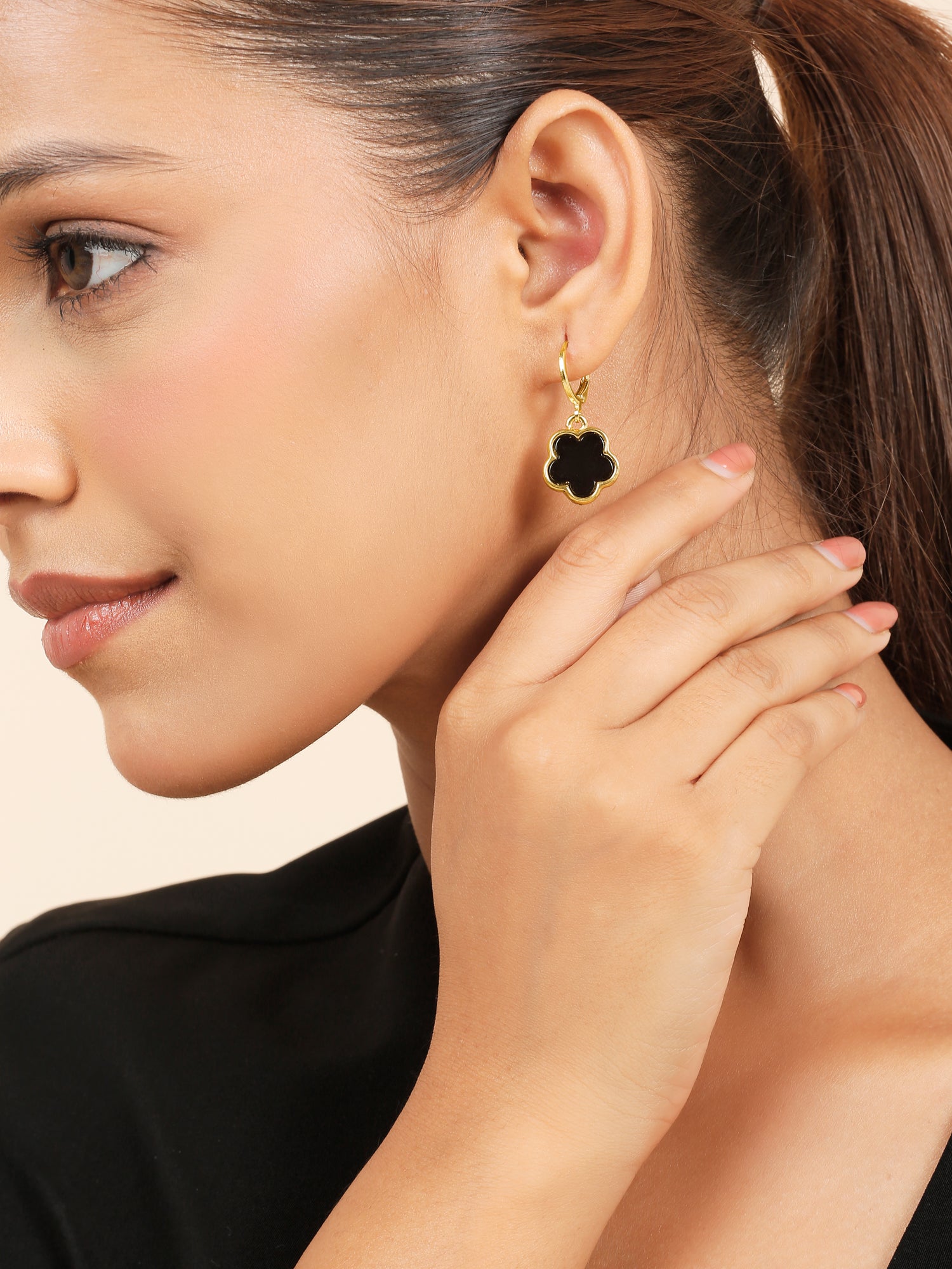 1 Pair Elegant Gold-Plated Black Clover Flower Earrings for Women – Classic Collection