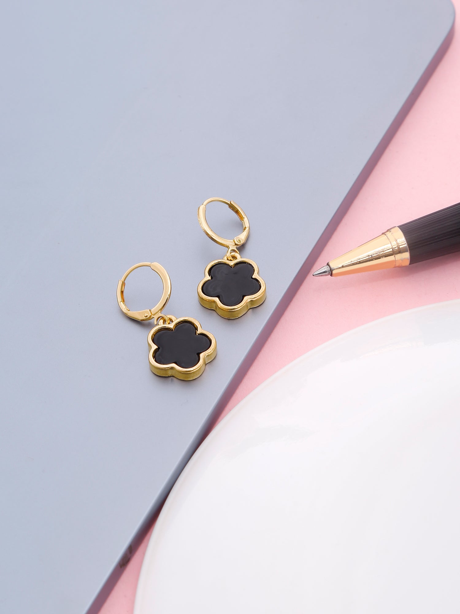 1 Pair Elegant Gold-Plated Black Clover Flower Earrings for Women – Classic Collection
