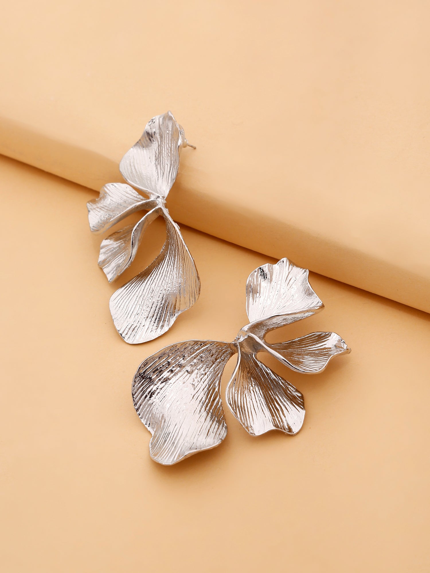 1 Pair 18K Gold-Plated Chunky Retro Textured Petal Hoop Earrings