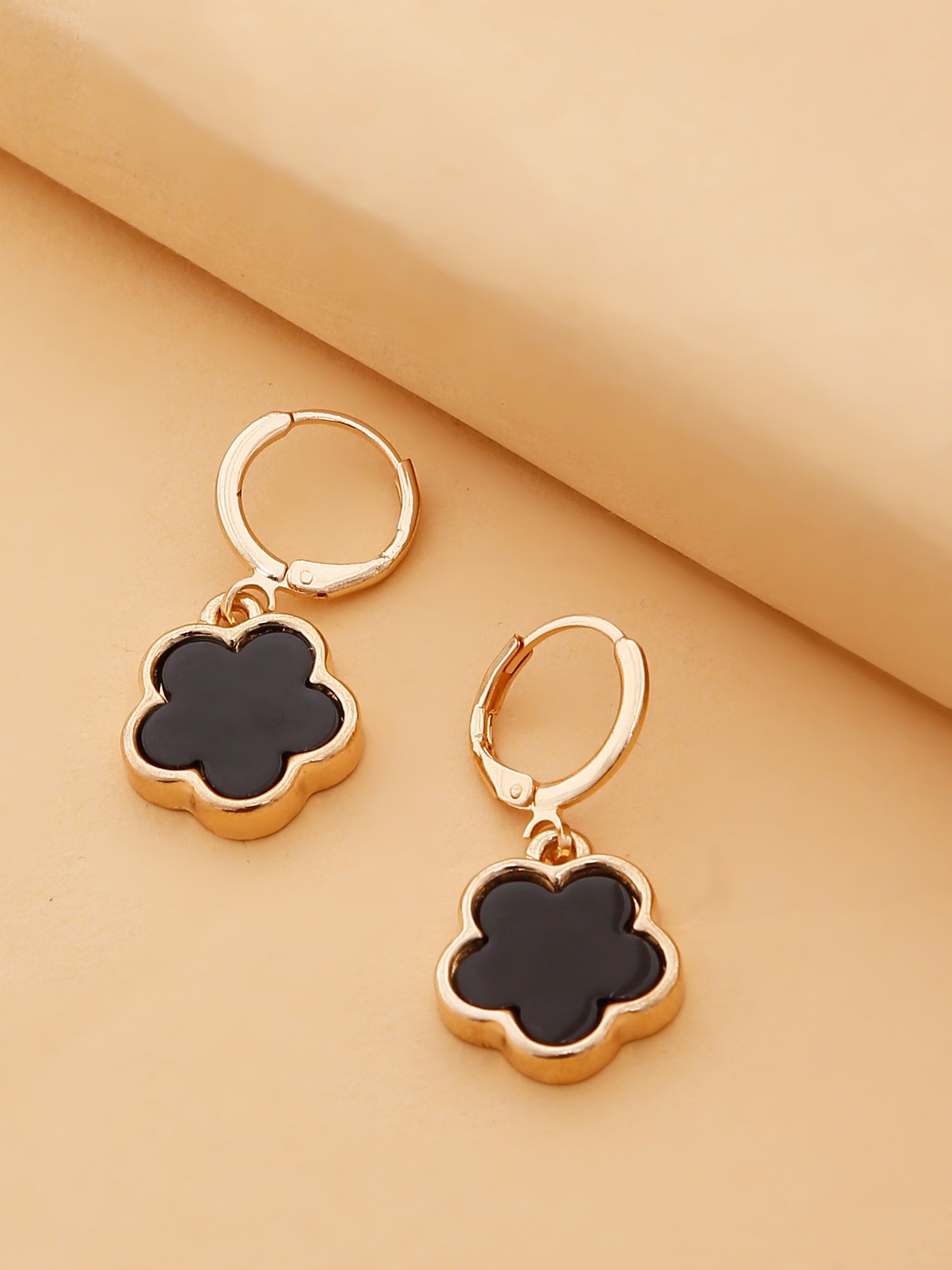 1 Pair Elegant Gold-Plated Black Clover Flower Earrings for Women – Classic Collection