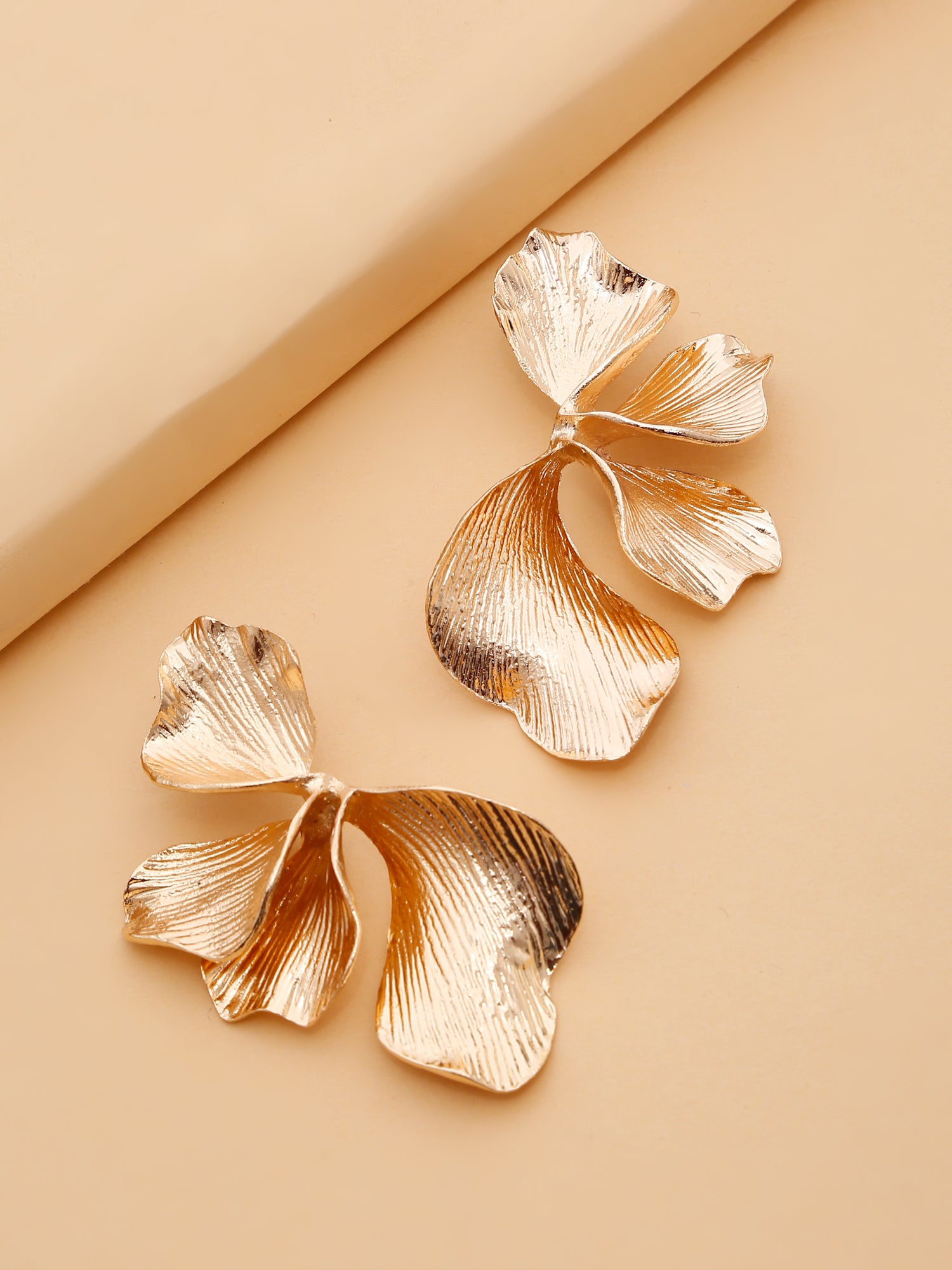 1 Pair 18K Gold-Plated Chunky Retro Textured Petal Hoop Earrings
