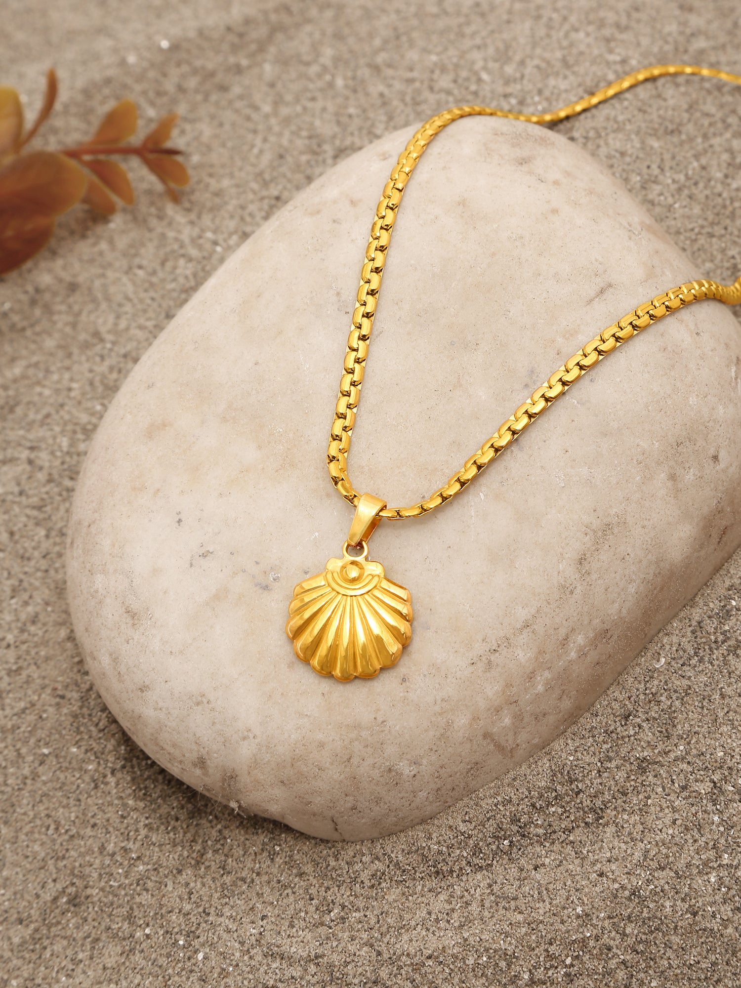 18K Gold Plated Dainty Small Shell Pendant with Snake Chain