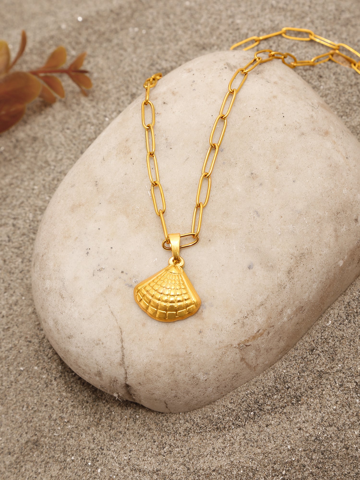 18K Gold Plated Dainty Small Shell Pendant with Link Chain